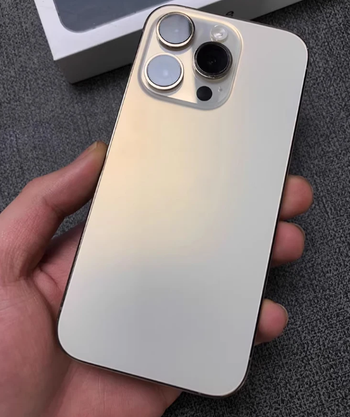 Une iphone quatorze pro max