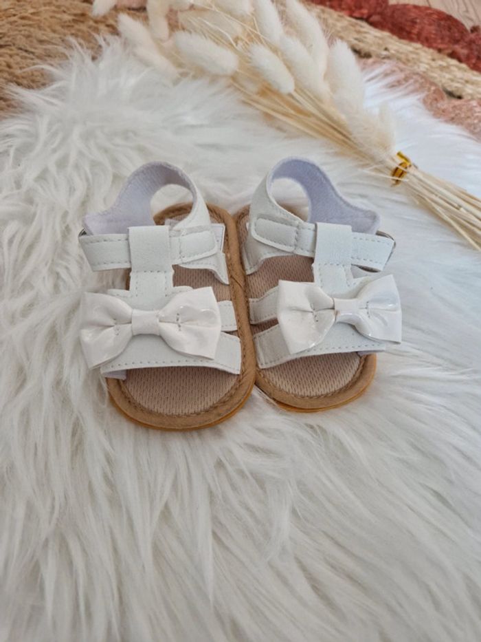 🤍 Sandales nus pieds bébé blanche taille 19 - photo numéro 3