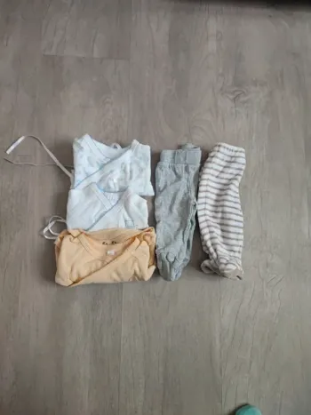 Body et pantalon de naissance + 1 pyjama