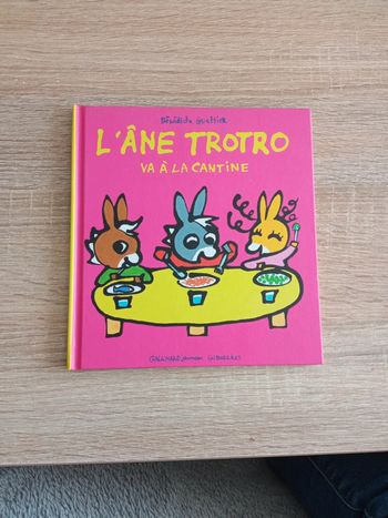 L'âne Trotro va a la cantine