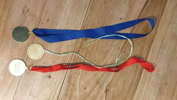 Accessoires de sport lot 3 médailles couleur doré or 