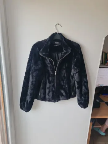 veste fourrure noire pull and bear