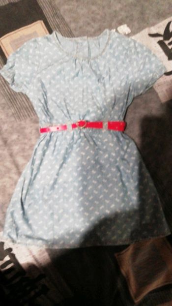 Très jolie robe jeans avec ceinture rouge