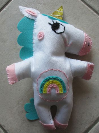 Peluche licorne cousue manuellement 26 cm