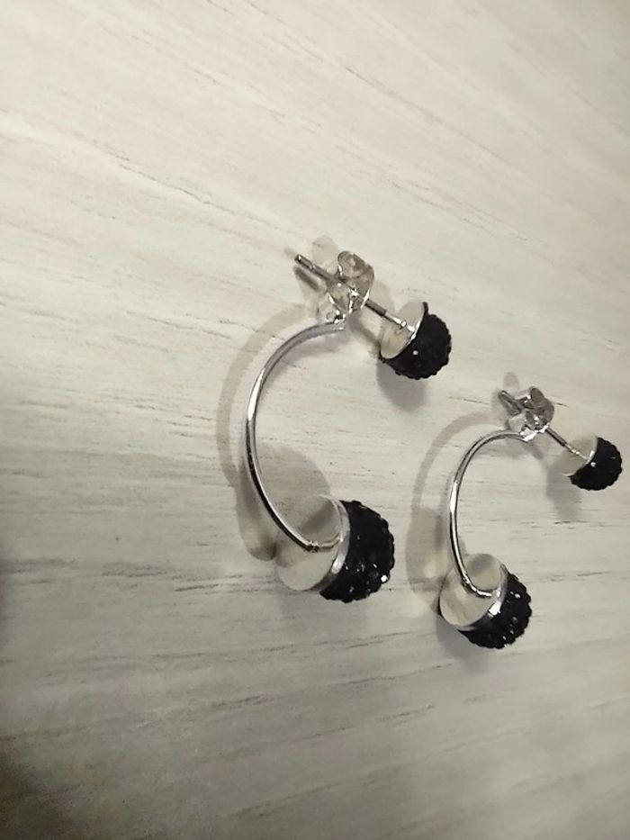 Boucles d'oreilles devant derrière argentées et strass noirs - photo numéro 3
