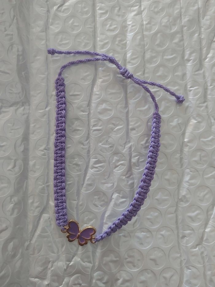 Bracelet tressé violet avec papillon
