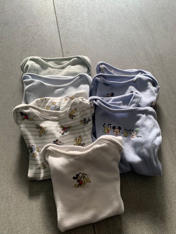 Lot bodys Mickey 24-36 mois.