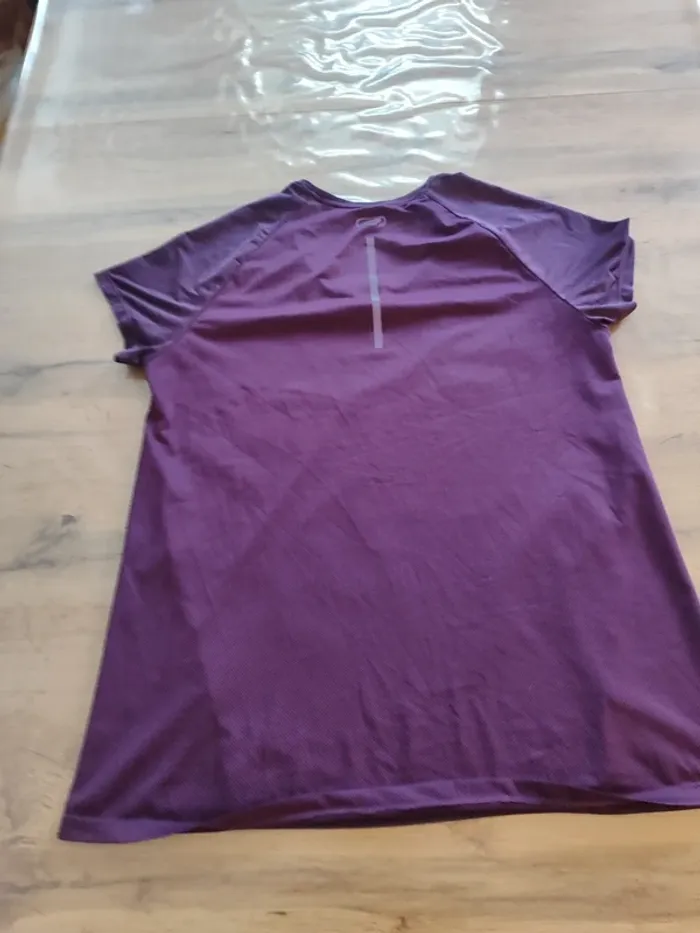 T-shirt Decathlon violet Taille 42. L'allié confort pour vos activités ! - photo numéro 3