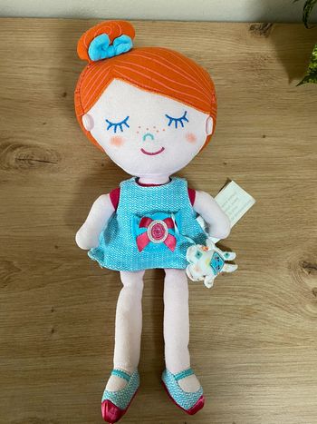 Doudou poupée chiffon rousse robe bleu poche lapin kimbaloo