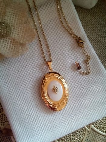 Collier médaillon ouvrable en n'acre naturelle