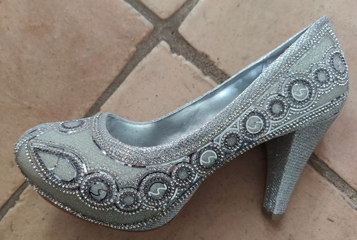 Escarpins argentés avec strass en très bon état - taille 39 - photo numéro 2
