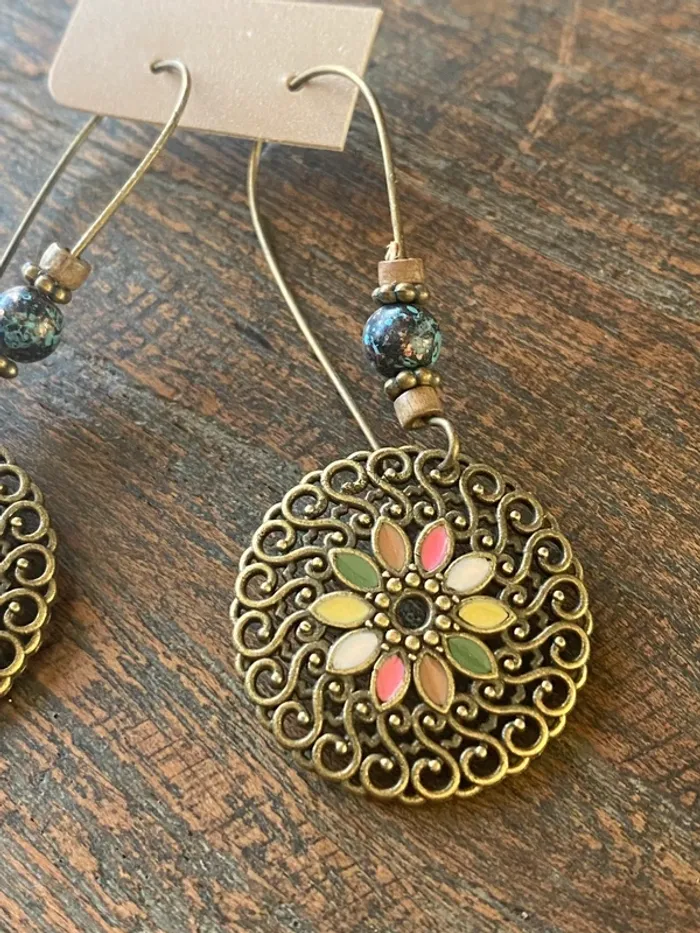 Magnifique paire de boucles d’oreilles avec fleurs et perles - photo numéro 3