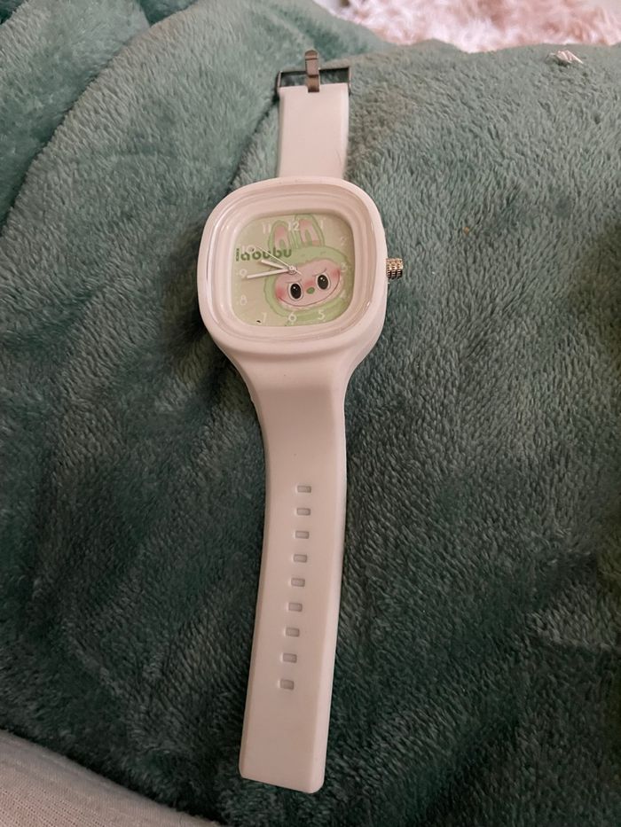 Montre Labubu tendance blanche avec fond vert menthe très classe - photo numéro 3