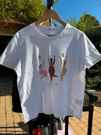 T-shirt blanc imprimé Bizzbee