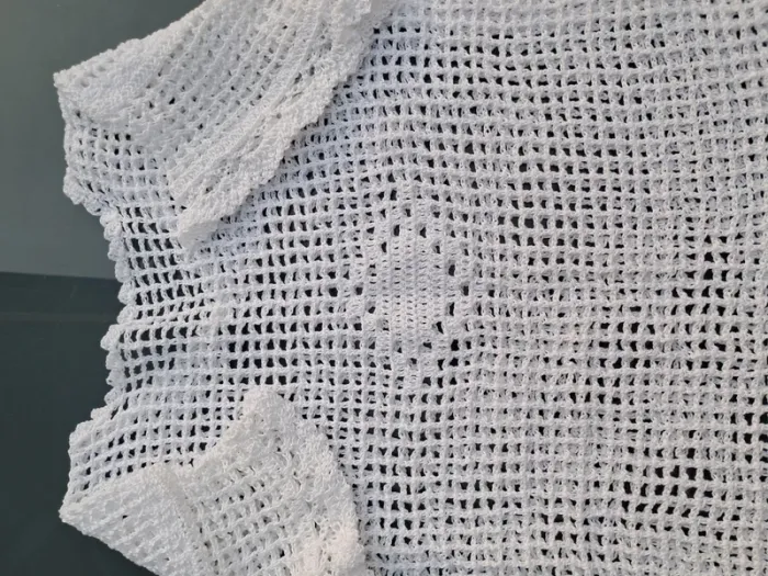 Ravissant haut / pull / tee-shirt ajouré entièrement brodé, doux, blanc - T 8-9 ans - photo numéro 2