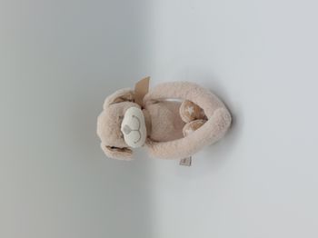 Peluche doudou chien beige blanc SUD ÉTOFFE longs bras scratch yeux gris étoiles