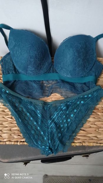 Soutien gorge balconnet Vert canard 85C et tanga taille S .La Halle.