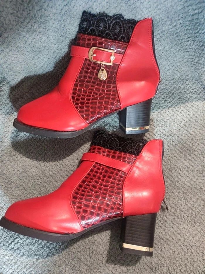 🌺 Bottines simili cuir rouge et dentelle noire - photo numéro 3