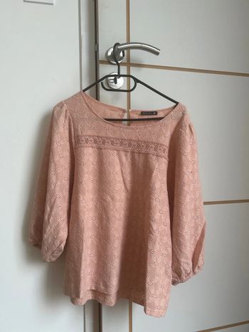 Haut rose en broderie