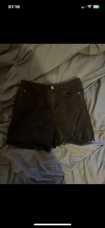 Short en jean noir tendance – bas effiloché, taille confortable