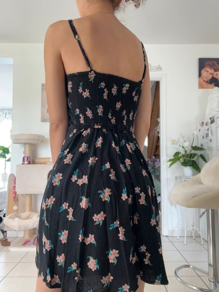 Robe noir à fleurs - photo numéro 4
