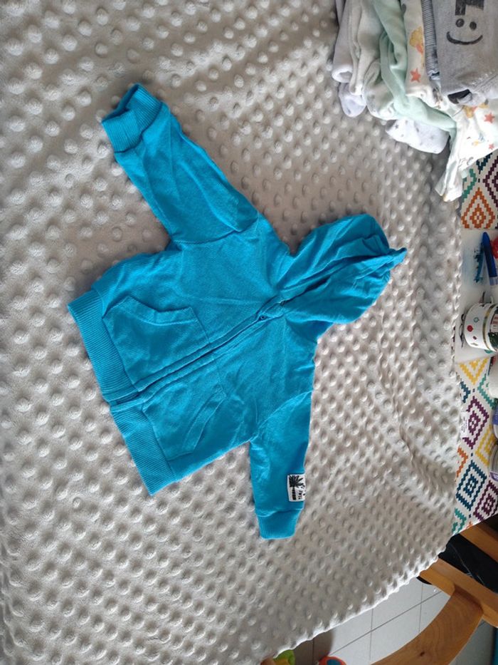 Veste a capuche Kiabi 1 mois