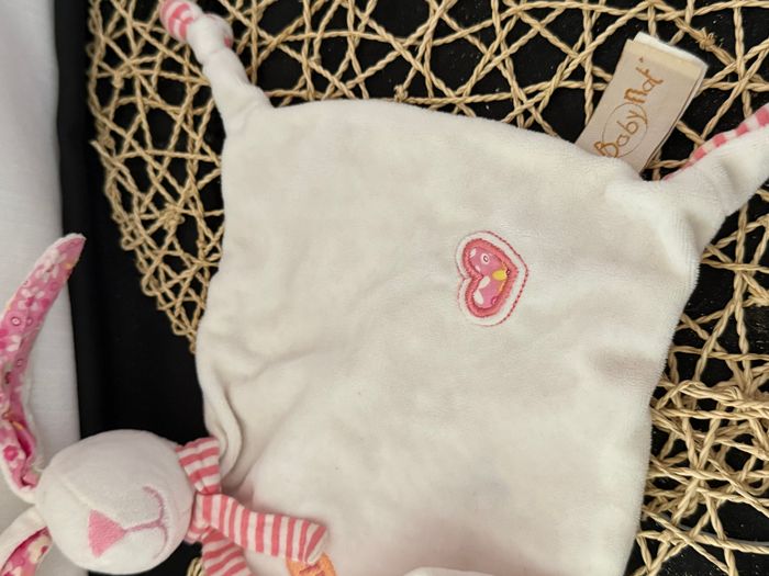 Doudou plat lapin BABY NAT blanc rose rayures - photo numéro 2