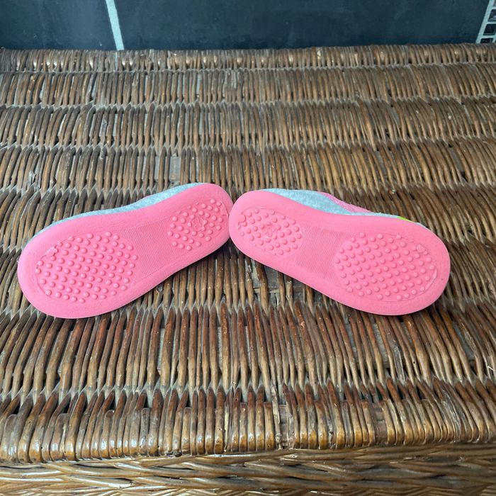 Très jolie paire de chaussons fille taille 22 - photo numéro 2