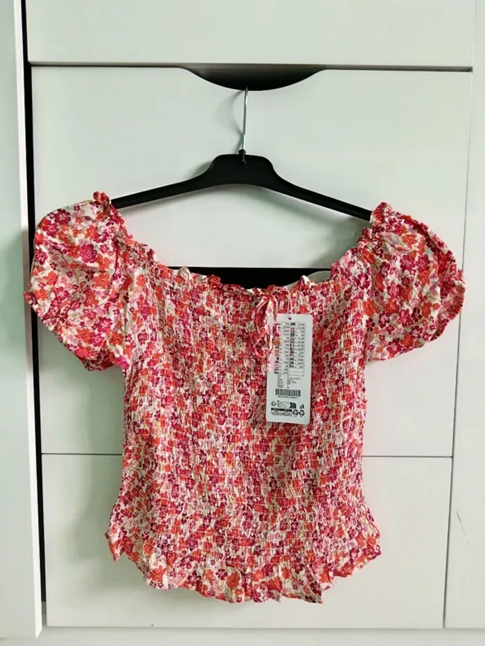 Haut court blanc et rose avec fleurs Taille M