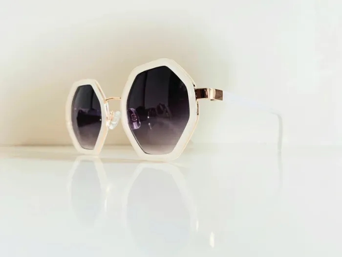 Lunette de soleil femme hexagonale blanche et dorée verres dégradés UV protection catégorie 3 - photo numéro 3