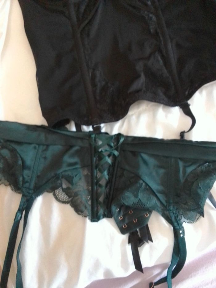 Guêpière  corset noire et bas vert foncé - photo numéro 2