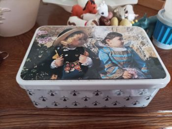 Boite rectangulaire en métal