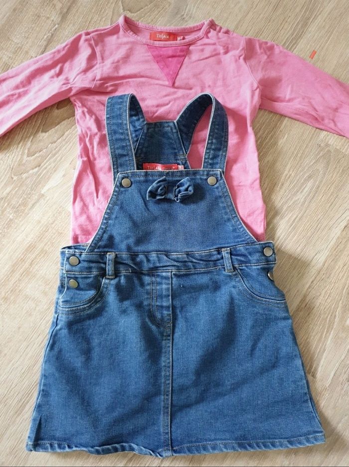 Ensemble robe en jean et tee-shirt à manches longues