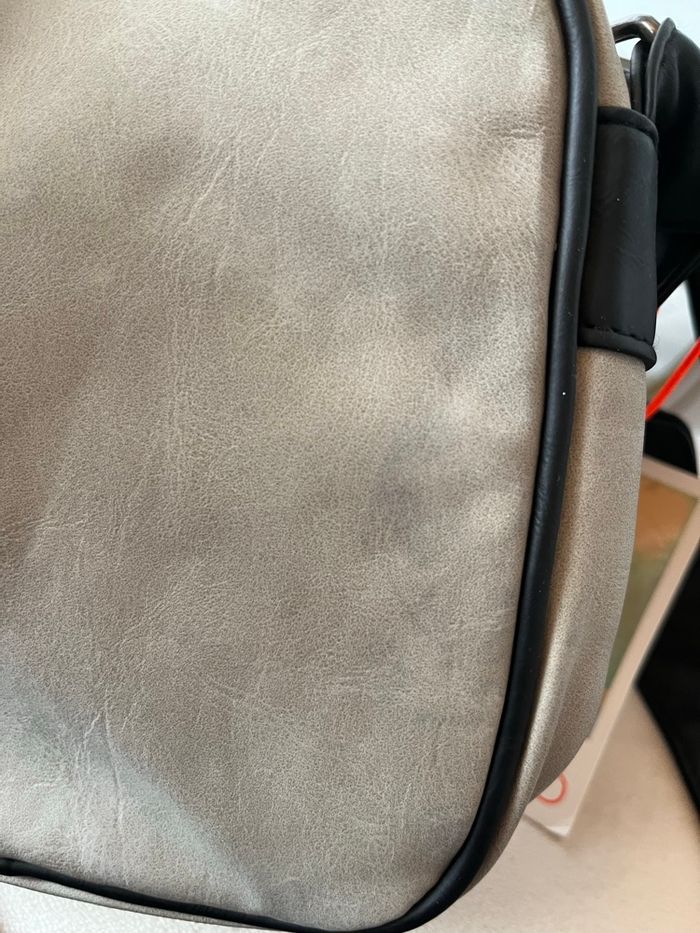 Sac bandoulière gris/noir Le temps des cerises neuf avec défaut 🎒 - photo numéro 4