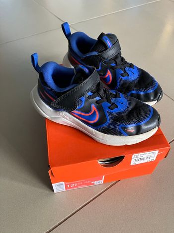 Basket Nike taille 30 noire bleu rouge 