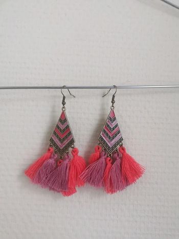 Paire de boucles d'oreilles en fer travaillé vieilli motif aztèque et pompons