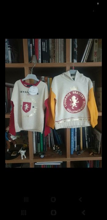 Pull et  T shirt Harry Potter  neufs taille 5/6ans