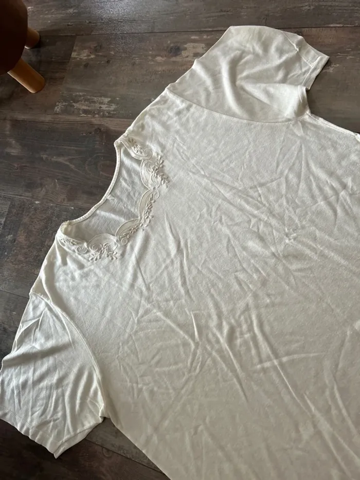 Tee shirt crème col vintage - photo numéro 2