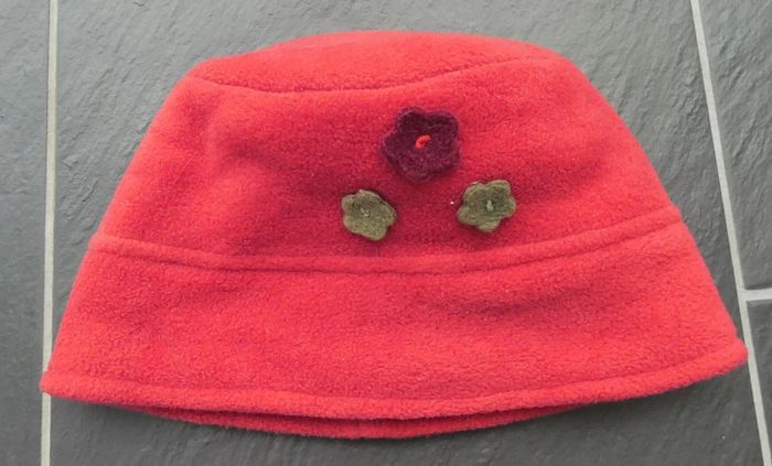 Joli chapeau en polaire fille T 52 cm neuf