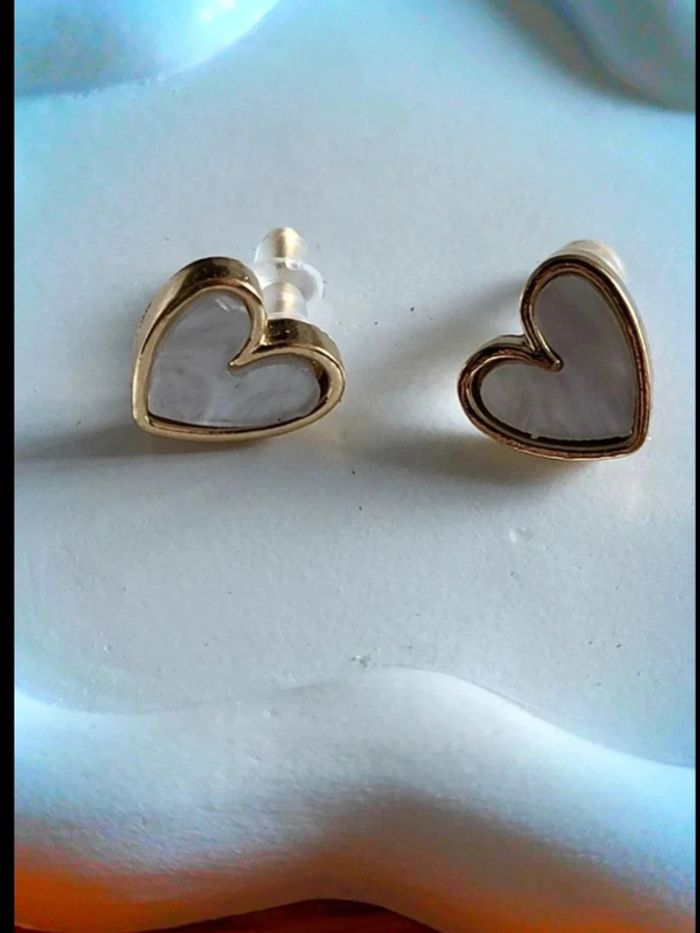 Boucles d’oreilles blanc et dorées cœur ajouré – clous fins minimalistes – bijou fantaisie chic - photo numéro 7