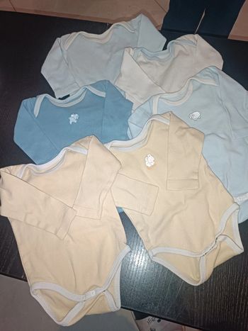 Lot de 6 bodies carrefour 3 mois