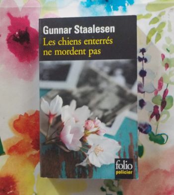 Les chiens enterrés ne mordent pas de Gunnar Staalesen Ed. Folio Policier