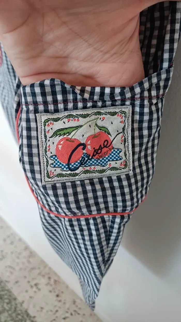 Salopette à carreaux beu et blanc avec des 🍒 - photo numéro 3
