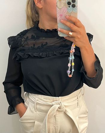 Jolie Blouse Noire Brodée Avec Volant Reserved Taille M