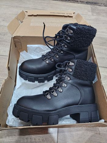 Magnifiques bottines fille,  noir, marque Bata. Pointure 37