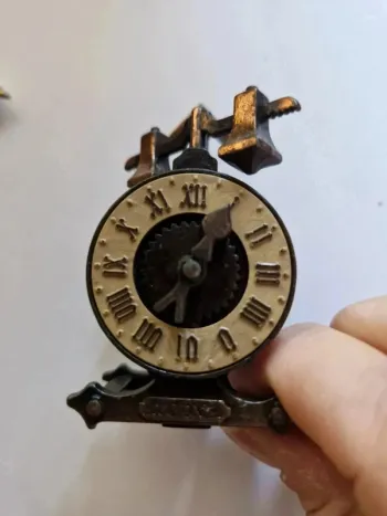 Taille crayon métal horloge