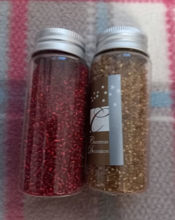 2 pots petites perles rouges et or