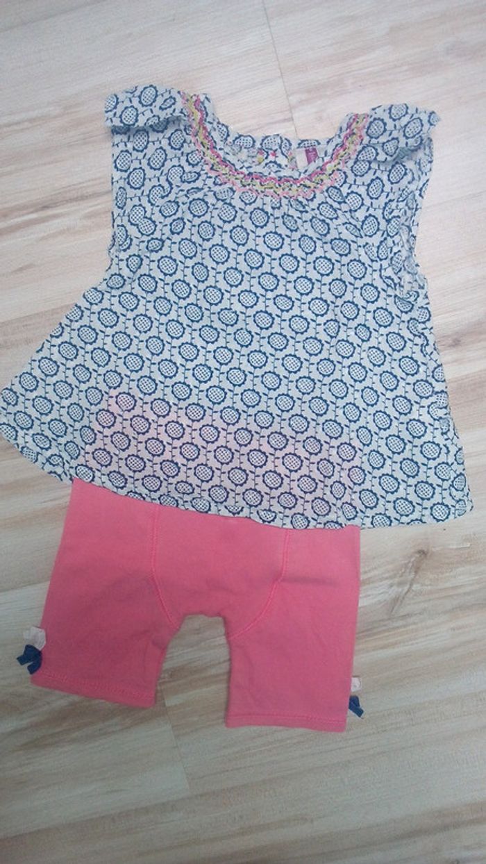 Ensemble blouse fleurs bleues et legging rose