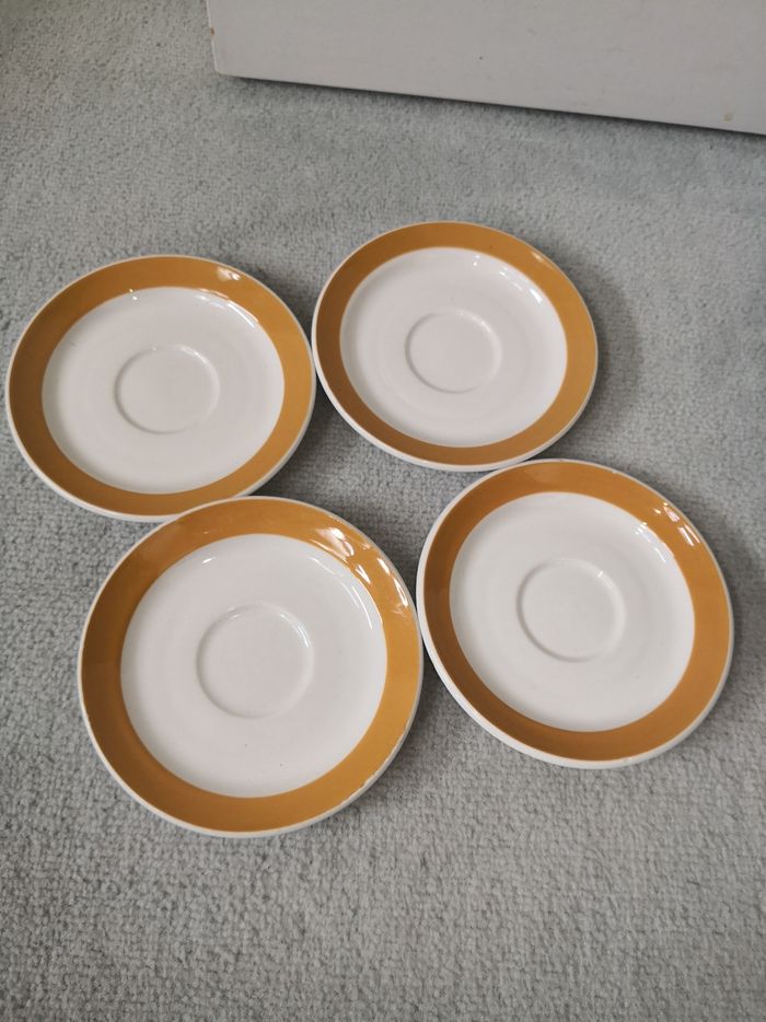 4 soucoupes à tasses