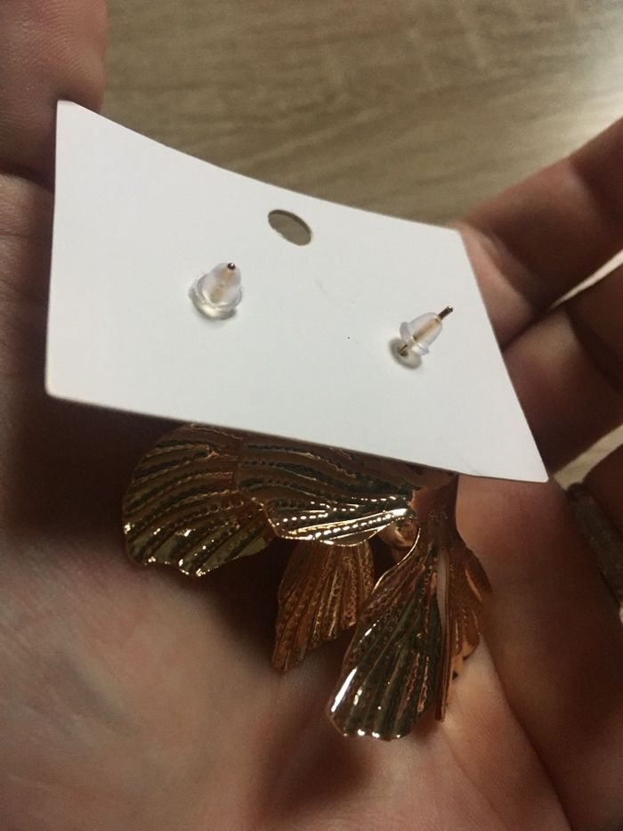 Boucles d’oreilles NEUVES pour femme en forme de fleurs 🌼 couleur doré - photo numéro 3
